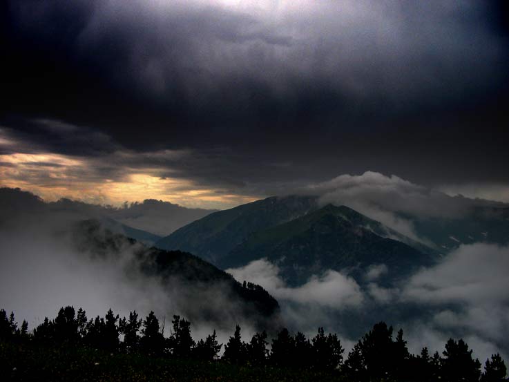 Нагой-Чук в облаках на закате (как оказалось, перед совершенно свинским ливнем)
