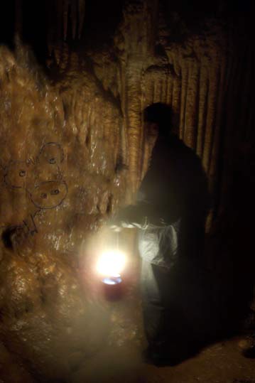 Осмотр свиных изображений в пещере Монт-Кошон